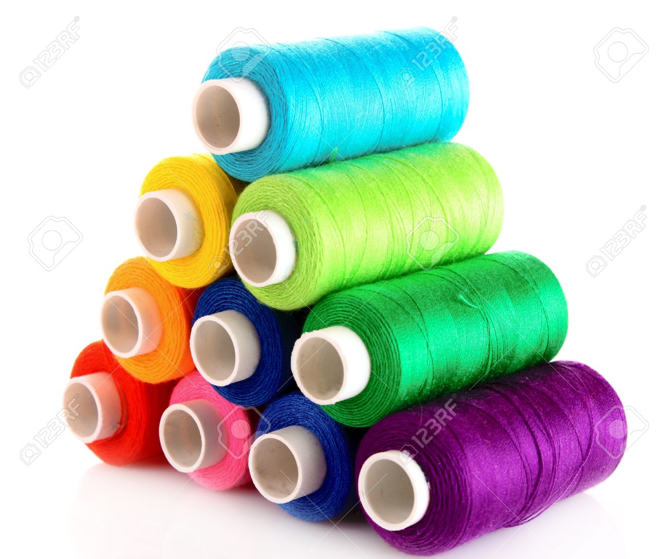 pirámide de muchos colores bobinas de hilo aislados en blanco fotos