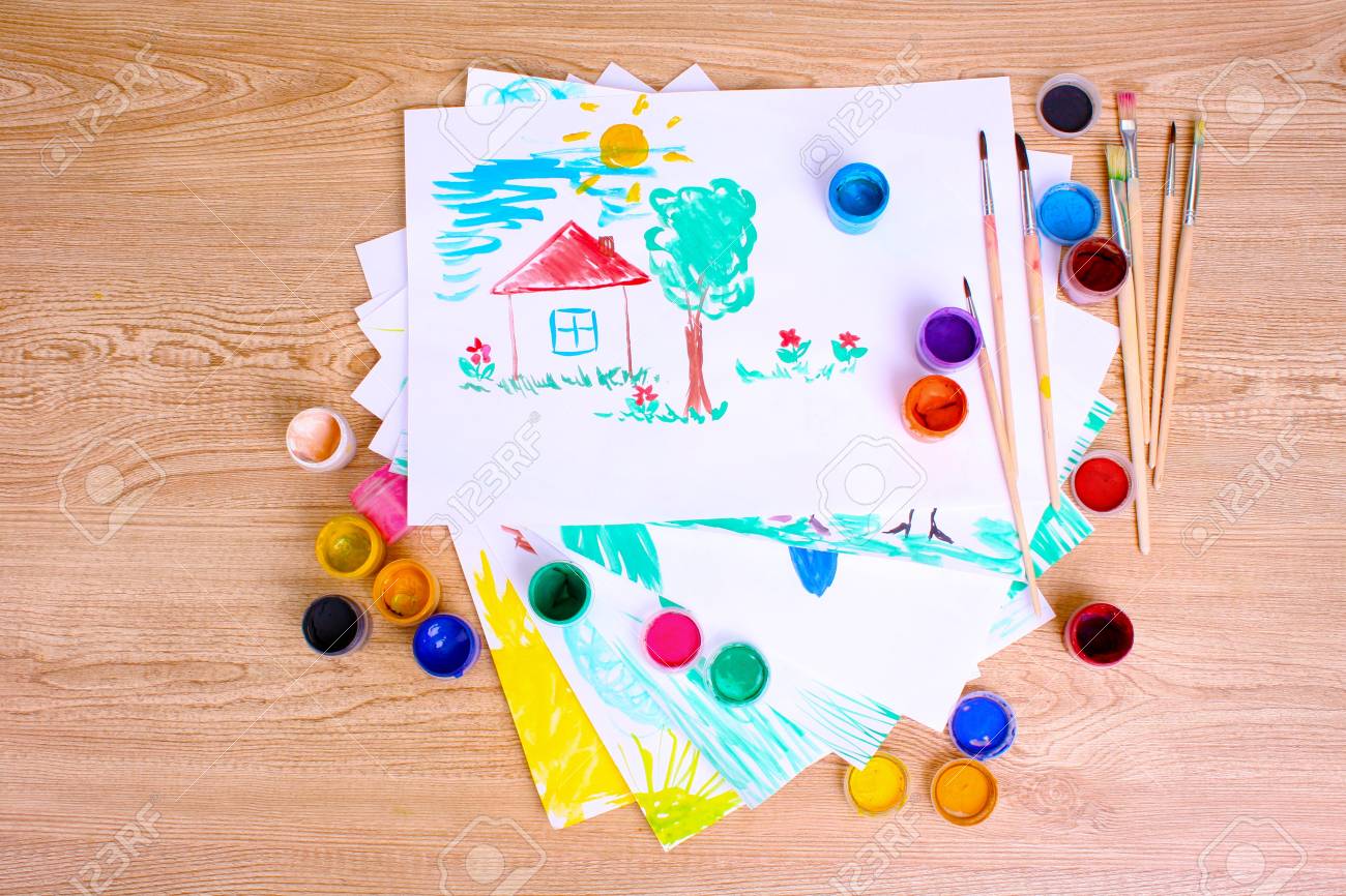 Dibujos De Los Niños Y La Pintura En El Fondo De Madera Fotos, Retratos, Imágenes Y Fotografía De Archivo Libres De Derecho. Image 10618198. Dibujos De Los Niños Y La Pintura En El Fondo De Madera Fotos, Retratos, Imágenes Y Fotografía De Archivo Libres De Derecho. Image 10618198.