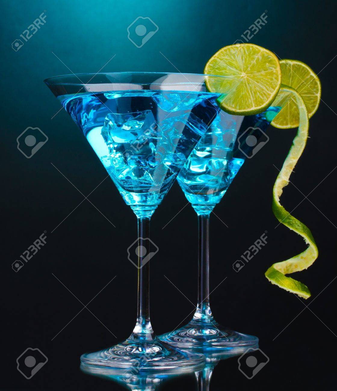 青の背景にマティーニ グラスでカクテル ブルー の写真素材 画像素材 Image