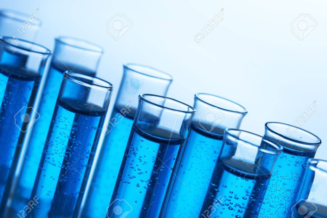 Tube avec liquide bleu