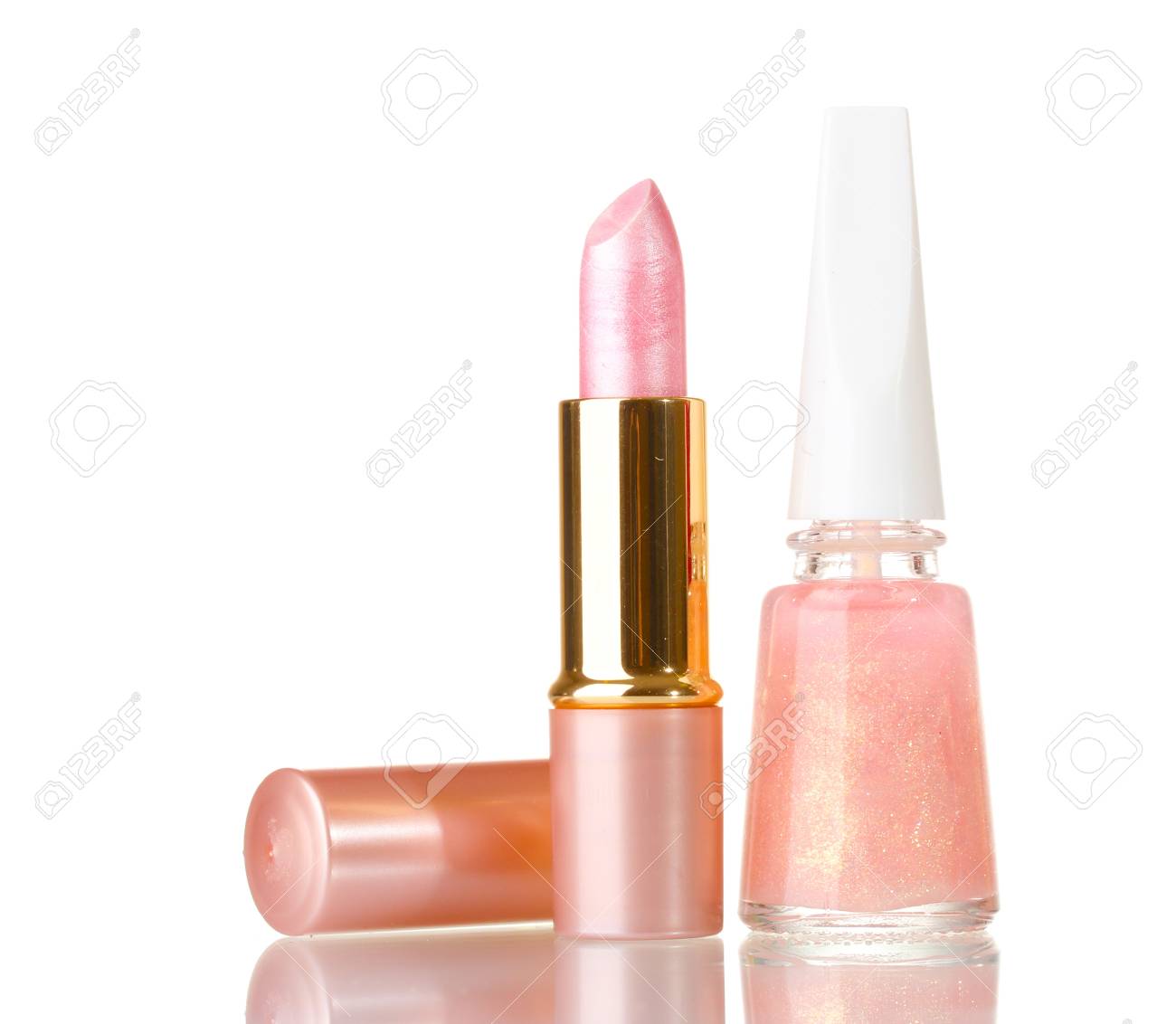 ピンクの口紅と輝く白で隔離とベージュのマニキュア の写真素材 画像素材 Image