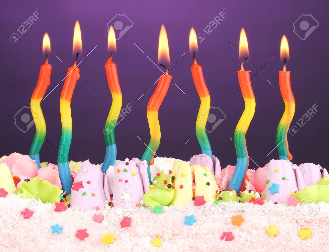 Gateau D Anniversaire Avec Des Bougies Sur Fond Violet Banque D Images Et Photos Libres De Droits Image