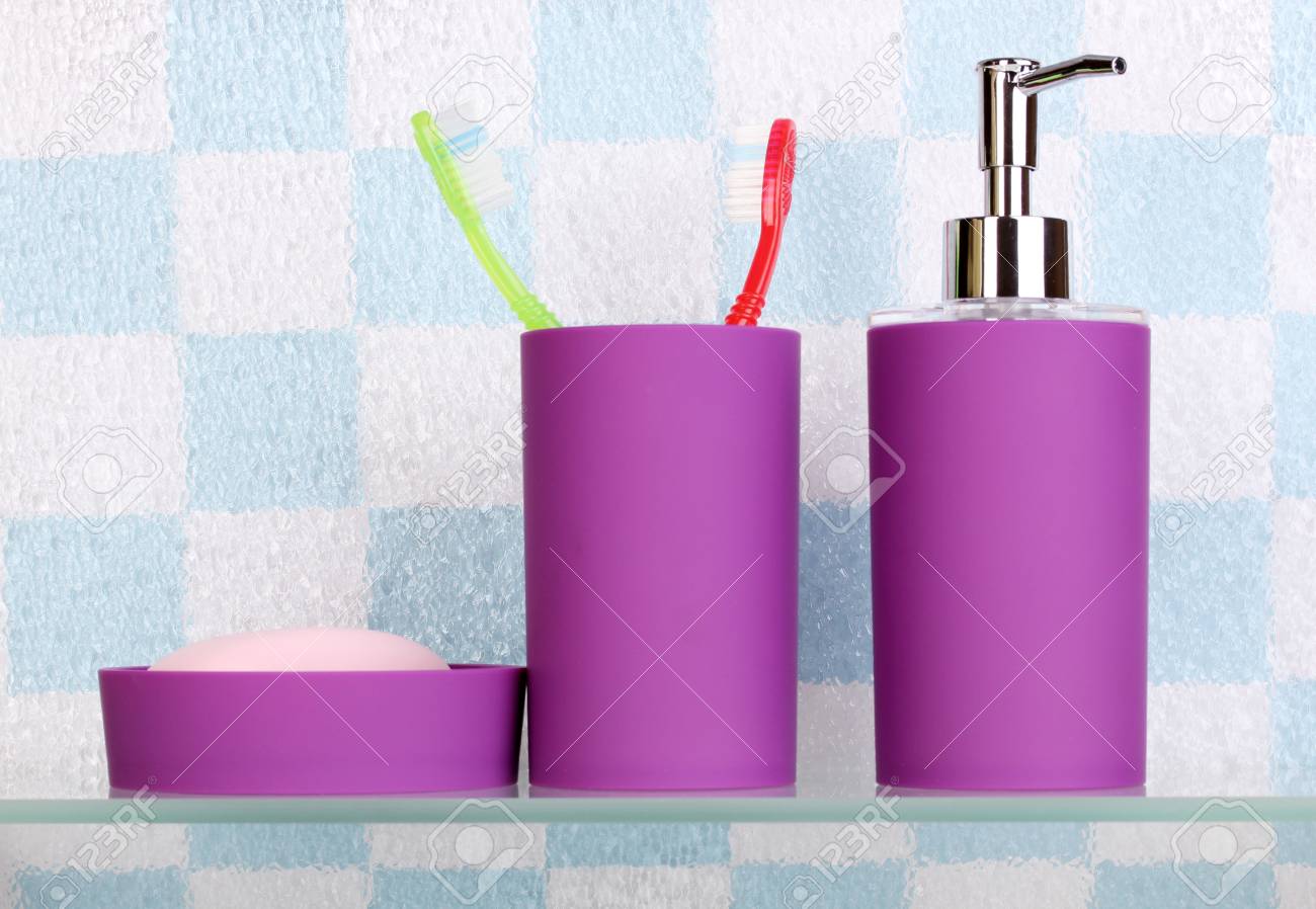 Bad Accessoires Auf Dem Regal Im Badezimmer Lizenzfreie Fotos Bilder Und Stock Fotografie Image 15748025