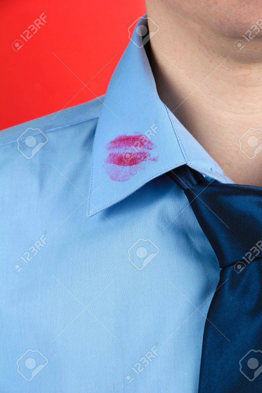 Lápiz Labial Beso En El Cuello De La Camisa Del Hombre, En Lápiz Labial Beso En El Cuello De La Camisa Del Hombre, En