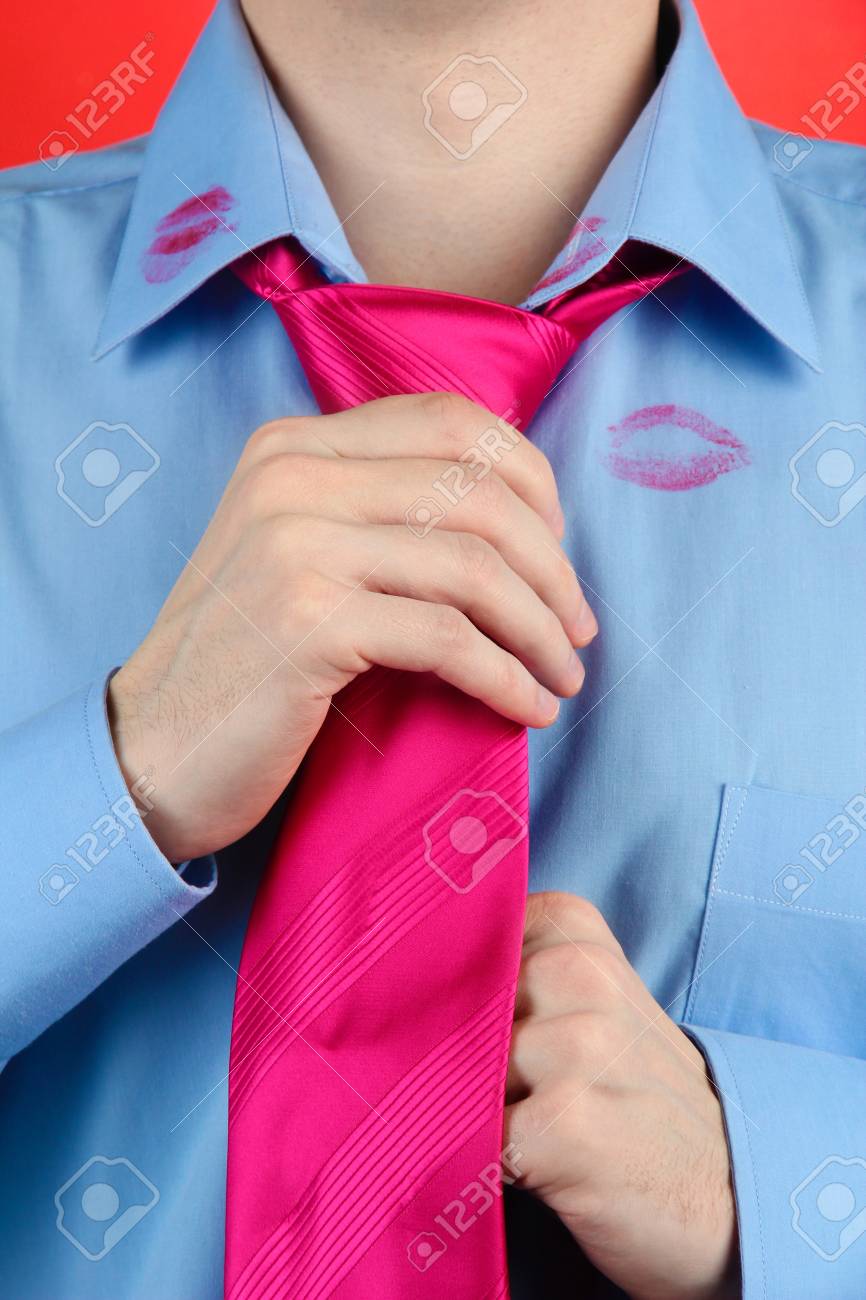 Lápiz Labial Beso En El Cuello De La Camisa Del Hombre, En Lápiz Labial Beso En El Cuello De La Camisa Del Hombre, En