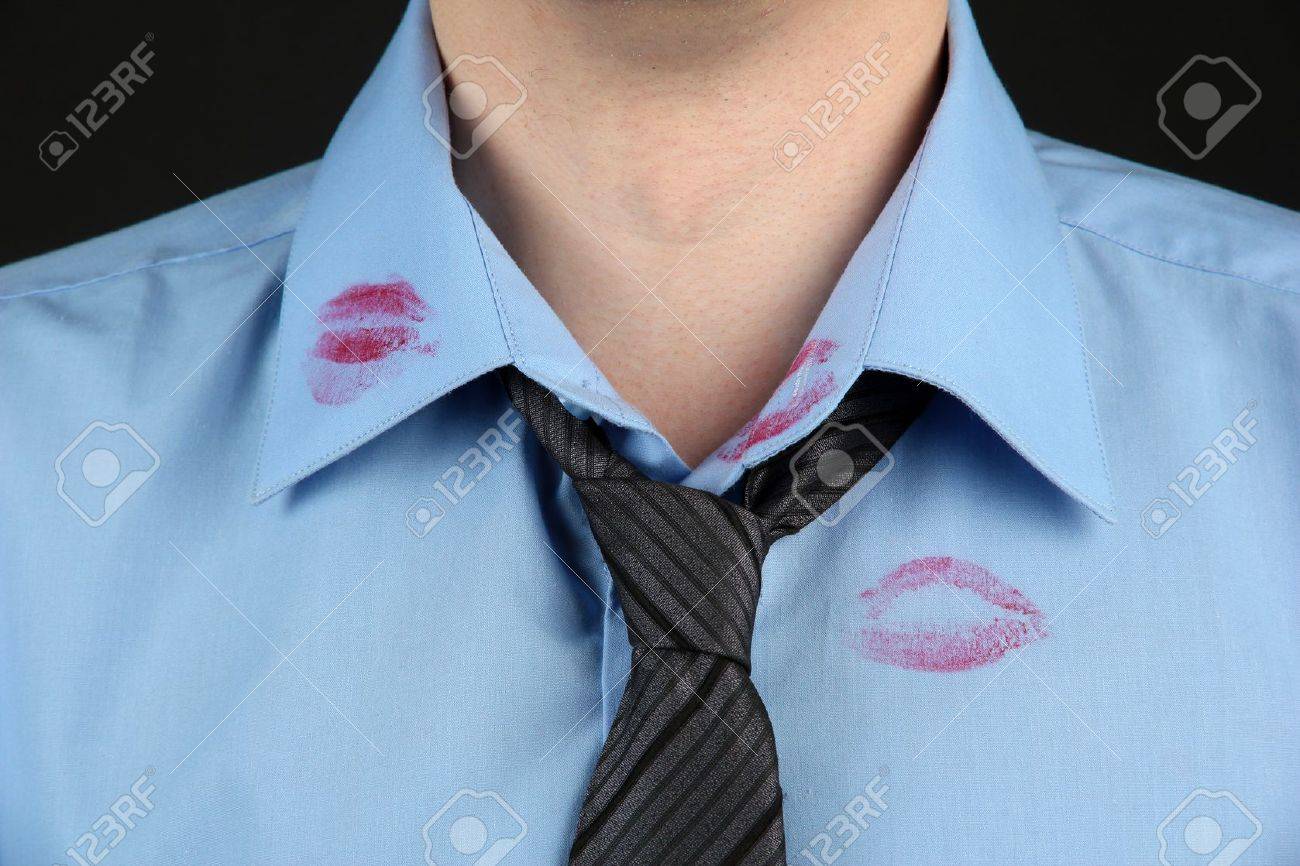 Lápiz Labial Beso En El Cuello De La Camisa De Hombre Lápiz Labial Beso En El Cuello De La Camisa Del Hombre, En