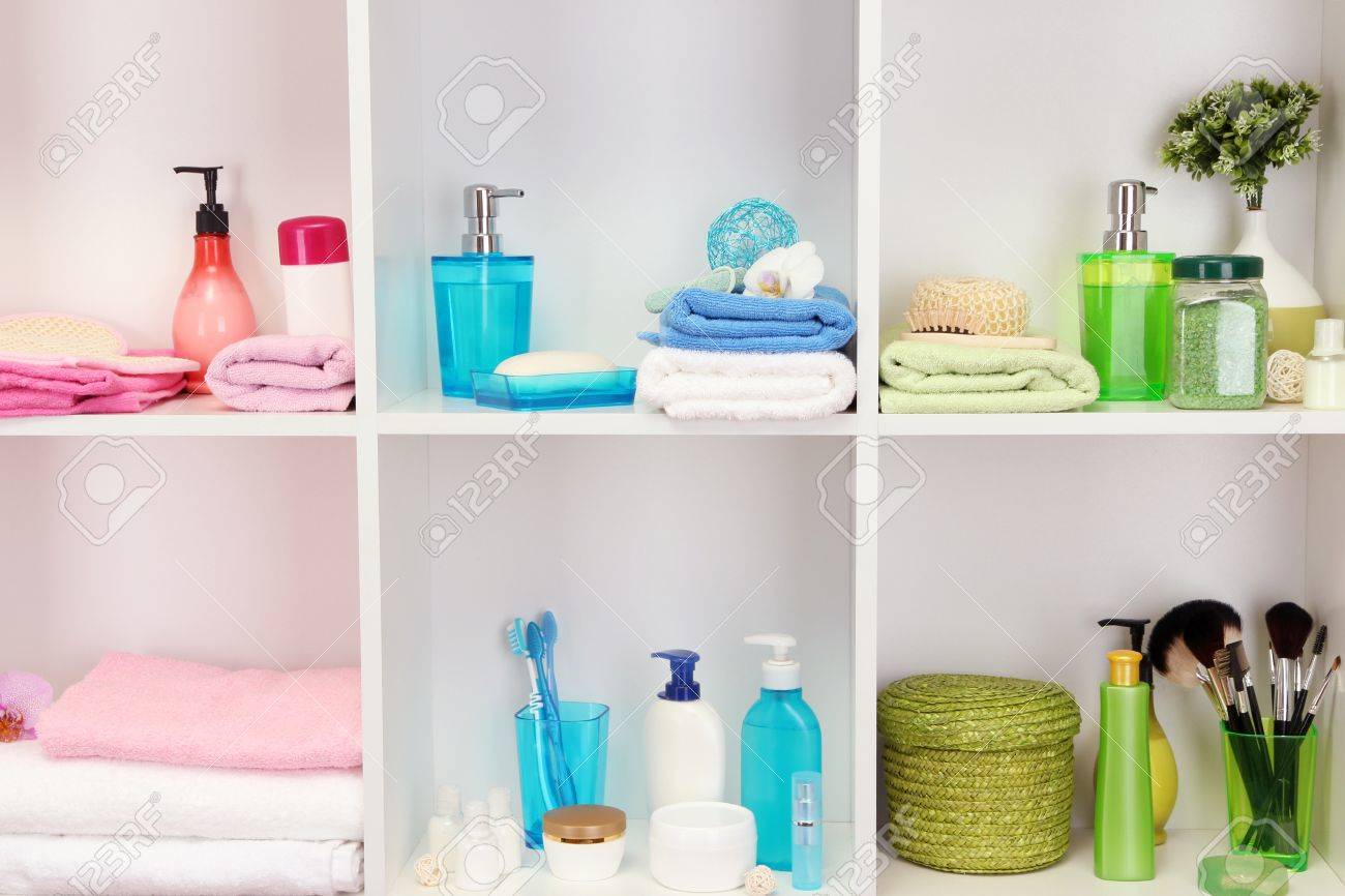 Bad Accessoires Auf Felsvorsprungen Im Badezimmer Lizenzfreie Fotos Bilder Und Stock Fotografie Image 17459439