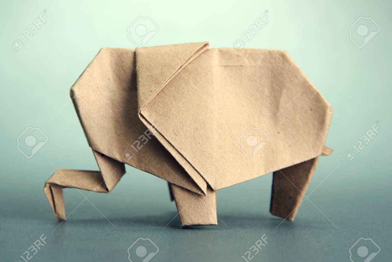 折り紙のゾウ 灰色の背景に の写真素材 画像素材 Image