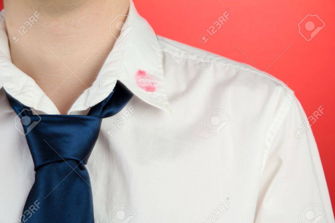 Lápiz Labial Beso En El Cuello De La Camisa Del Hombre, En Lápiz Labial Beso En El Cuello De La Camisa Del Hombre, En