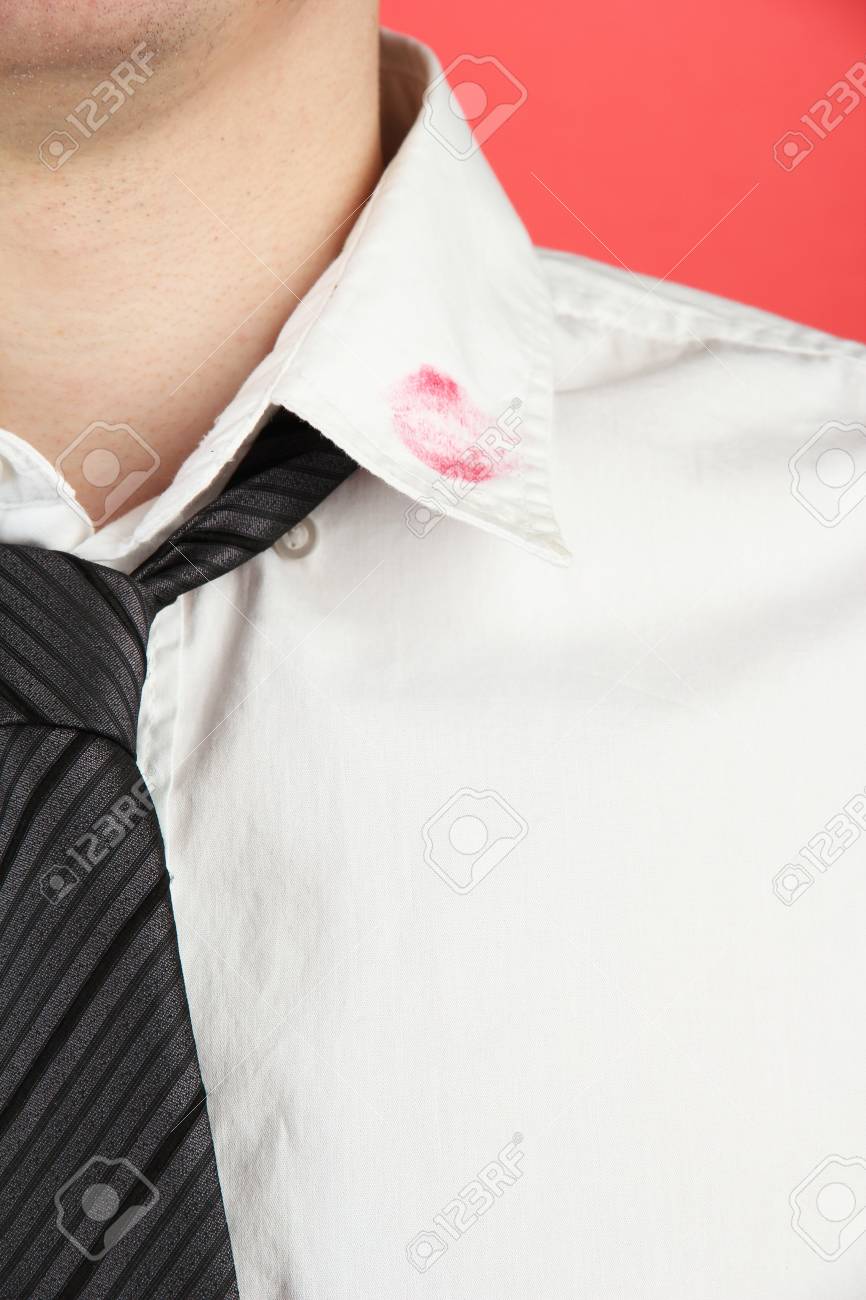 Lápiz Labial Beso En El Cuello De La Camisa Del Hombre, En Lápiz Labial Beso En El Cuello De La Camisa Del Hombre, En
