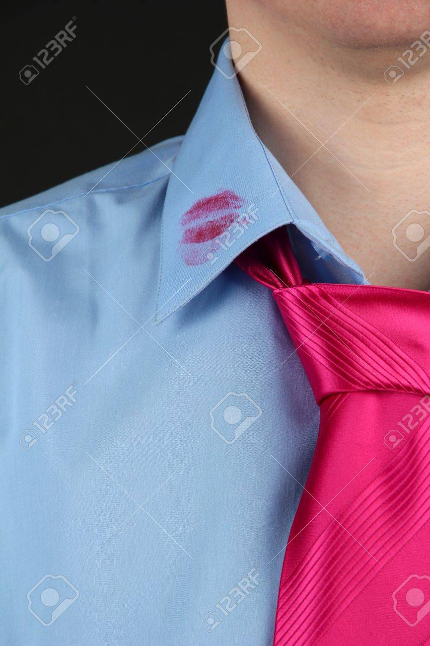 Lápiz Labial Beso En El Cuello De La Camisa De Hombre Lápiz Labial Beso En El Cuello De La Camisa Del Hombre, En