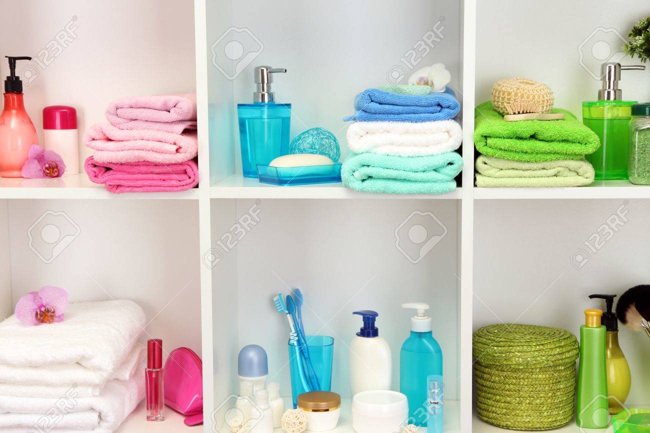 accessoires de bain sur les tag res de salle de bain banque d Accessoire Salle De Bain Aqua ~ accessoires de bain sur les tag res de salle de bain banque d