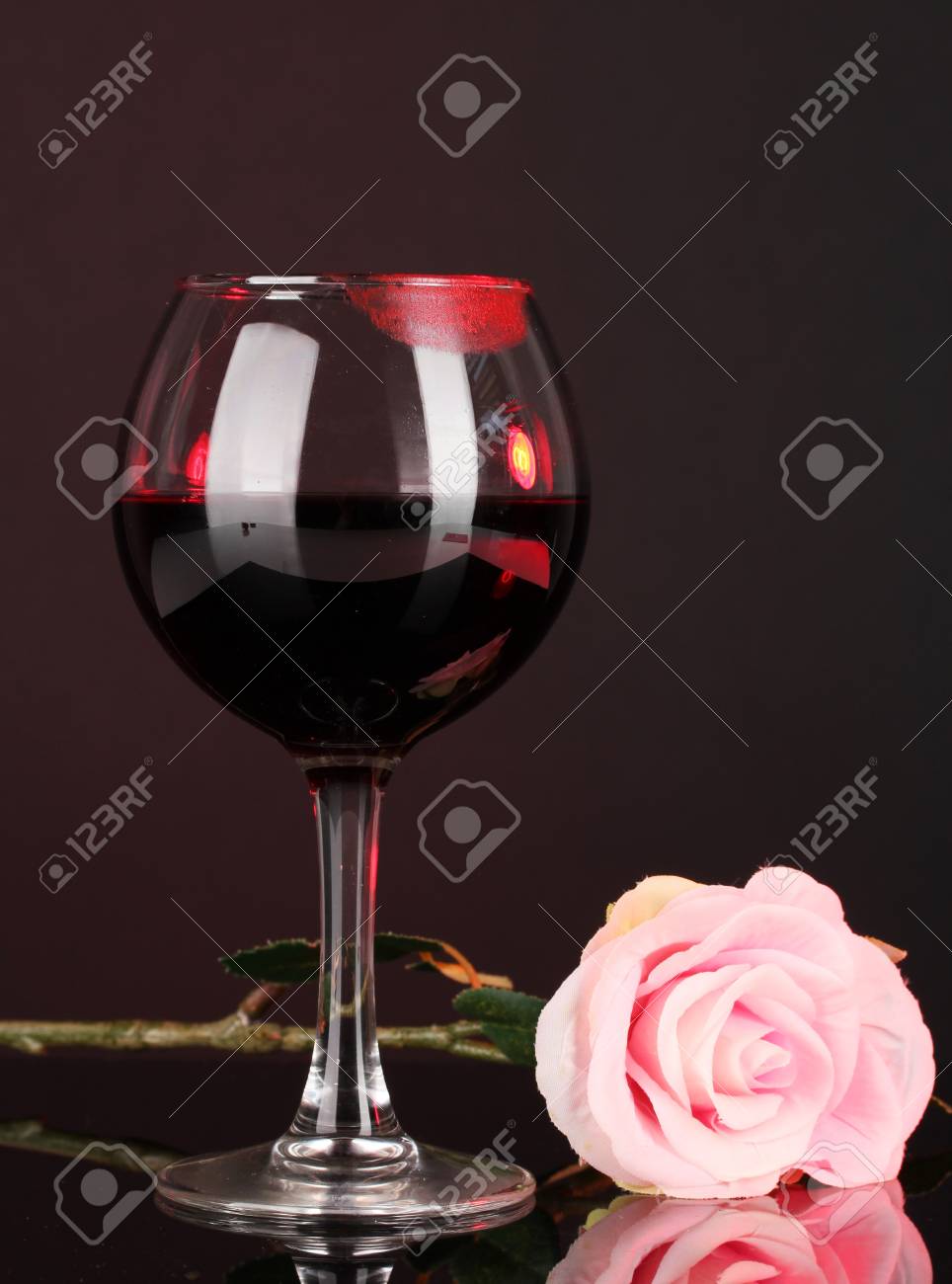 Un Verre De Vin Avec Empreinte De Rouge à Lèvres Sur Fond Sombre