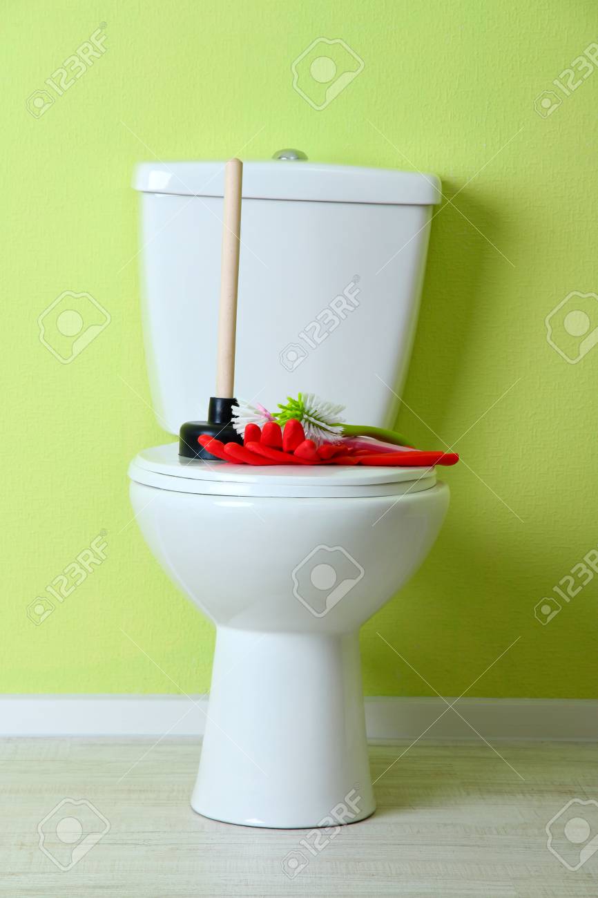 Weiß WC-Schüssel Und Sauberer Dinge In Einem Badezimmer Lizenzfreie ... Weiß WC-Schüssel Und Sauberer Dinge In Einem Badezimmer Lizenzfreie ...