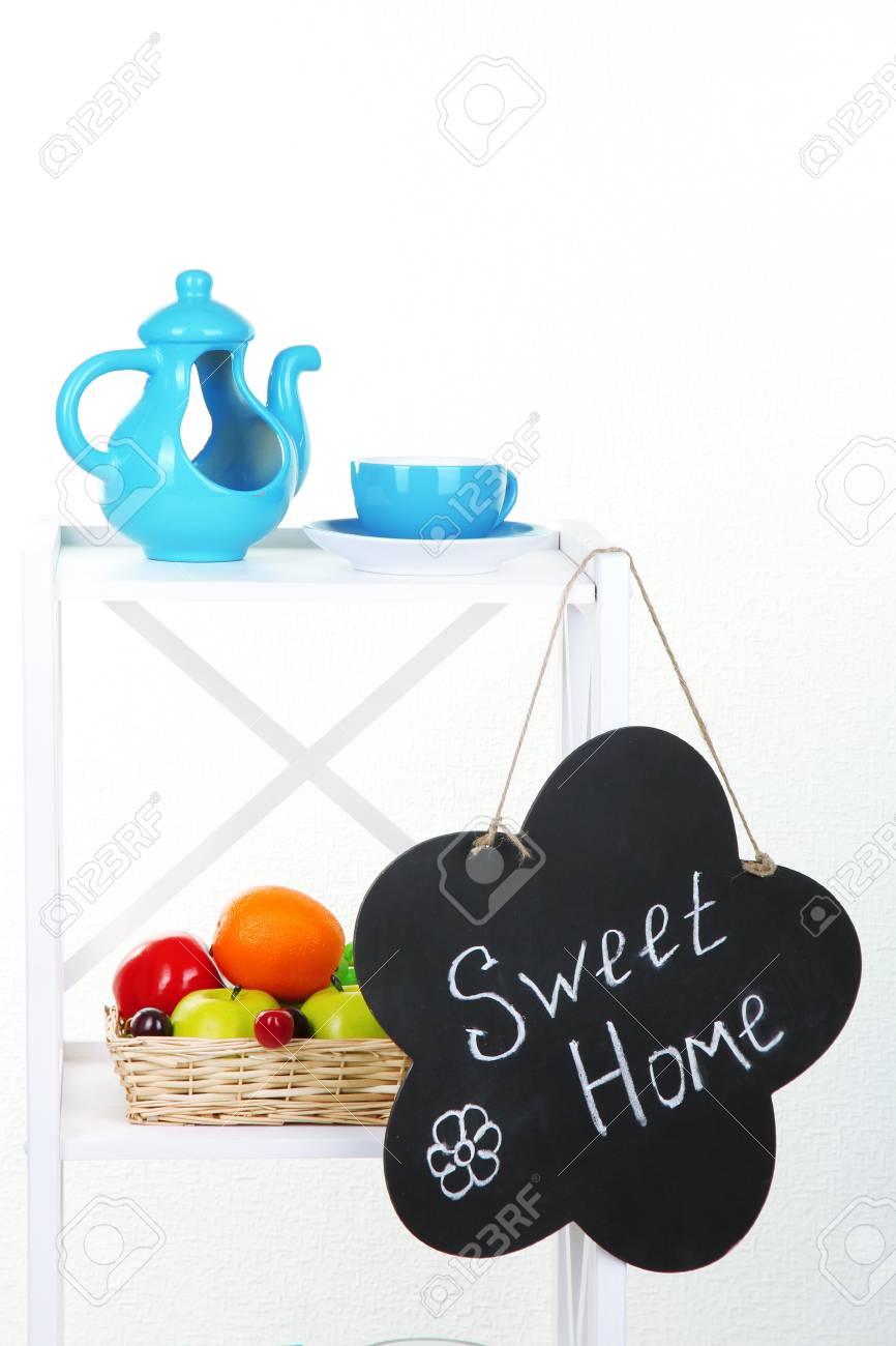 Composicion De Los Diferentes Muebles Para El Hogar En El Estante