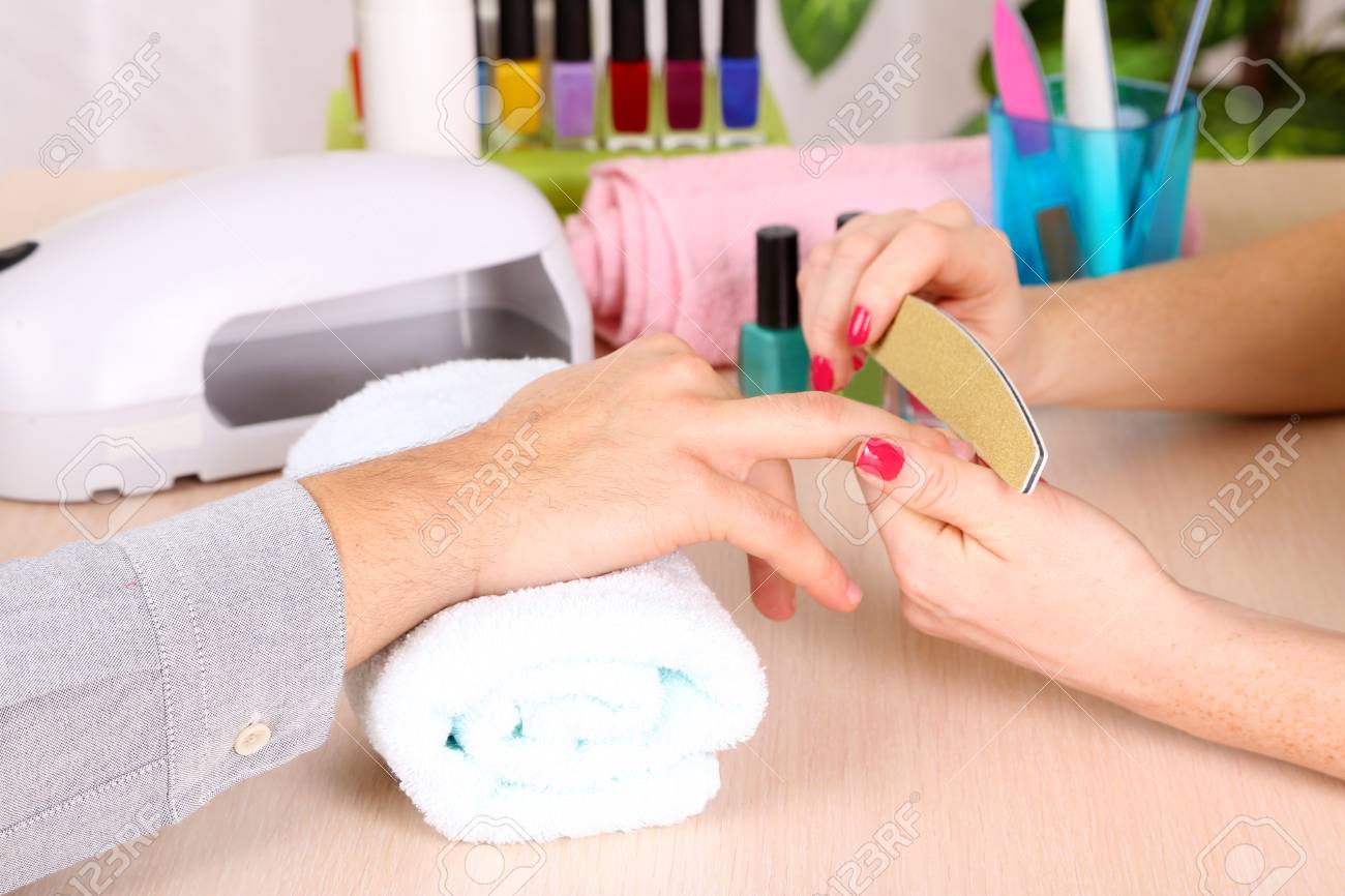 男性用のサロンでマニキュアをしている女の子のネイリスト の写真素材 画像素材 Image