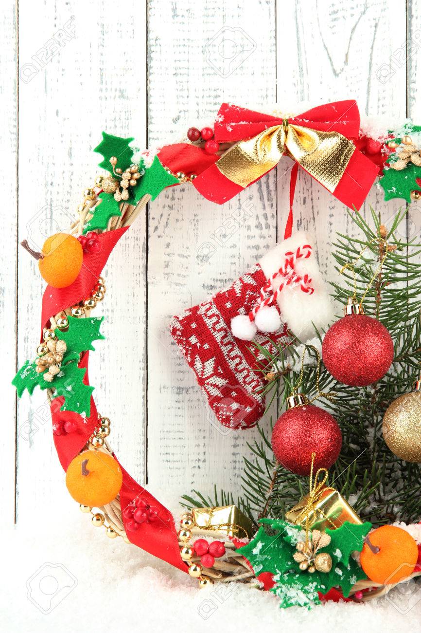 木製の背景に 綺麗なクリスマス リース の写真素材 画像素材 Image