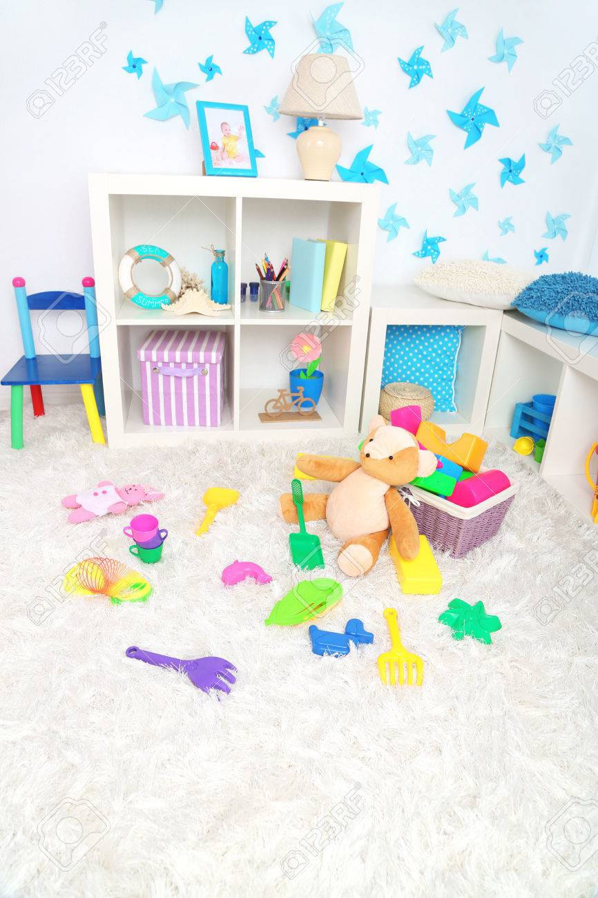 子供部屋でふわふわのカーペットの上にカラフルなおもちゃ の写真素材 画像素材 Image