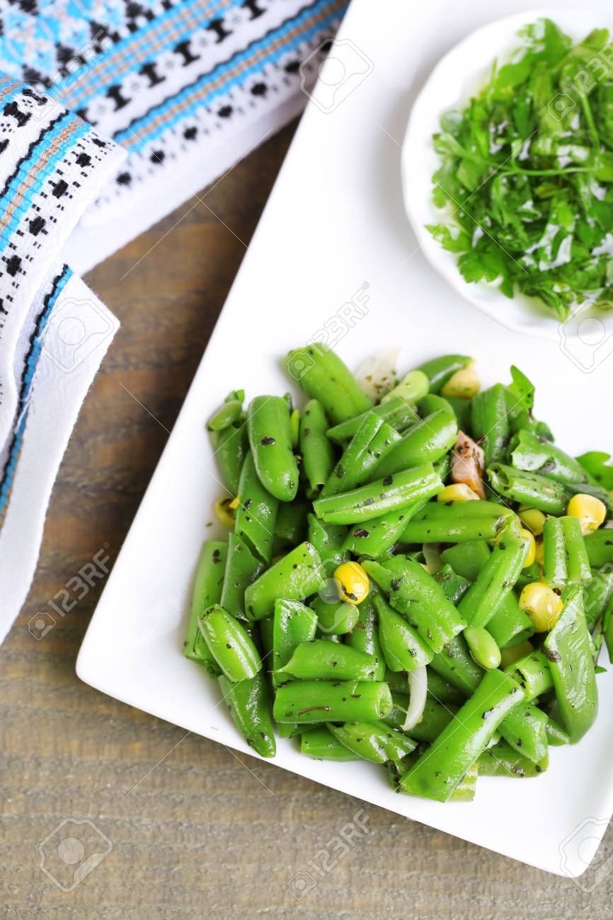 緑の豆とコーン プレート 木製の色の背景上にソースとサラダ の写真素材 画像素材 Image 30963054