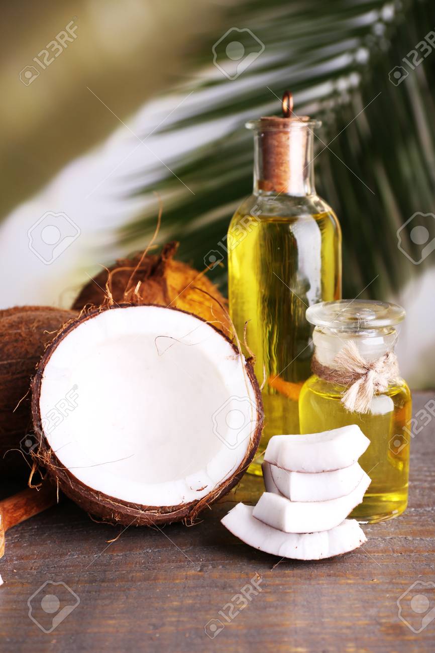Kokosnusse Und Kokosnuss Ol Auf Holztisch Lizenzfreie Fotos Bilder Und Stock Fotografie Image 36264167