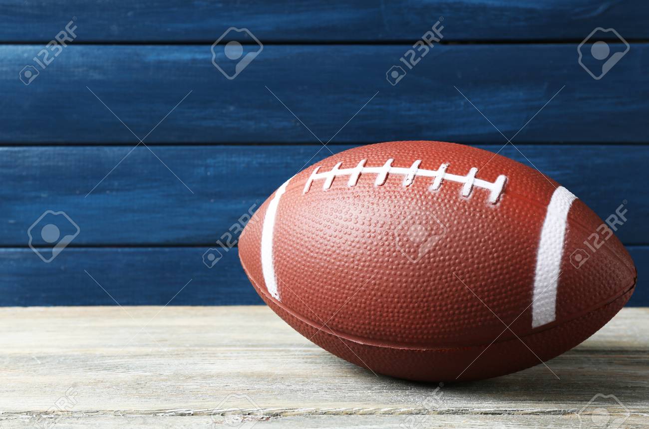 木製の背景にラグビー ボール の写真素材 画像素材 Image