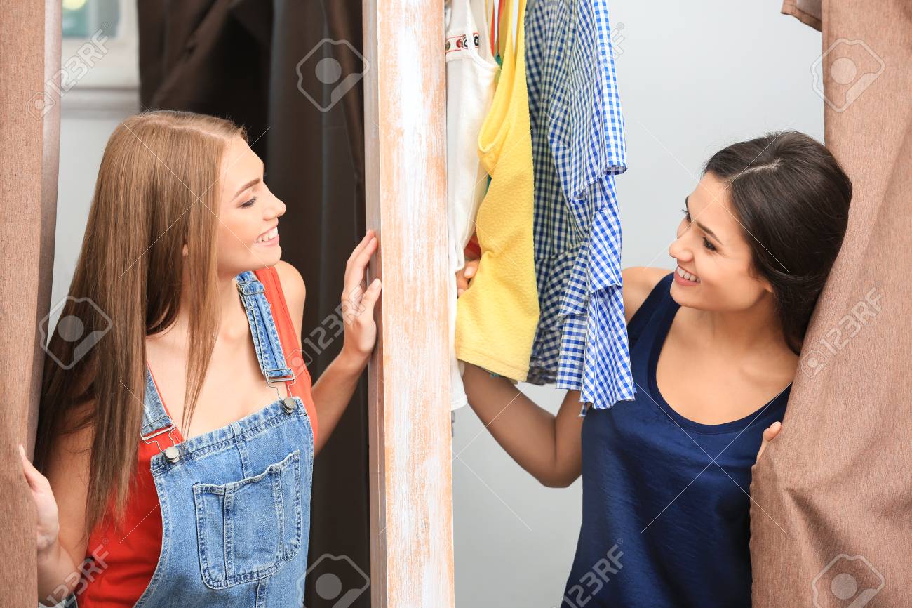 脱衣所　女 脱衣所で服を着ている若い女性の写真素材・画像素材 Image 113676883