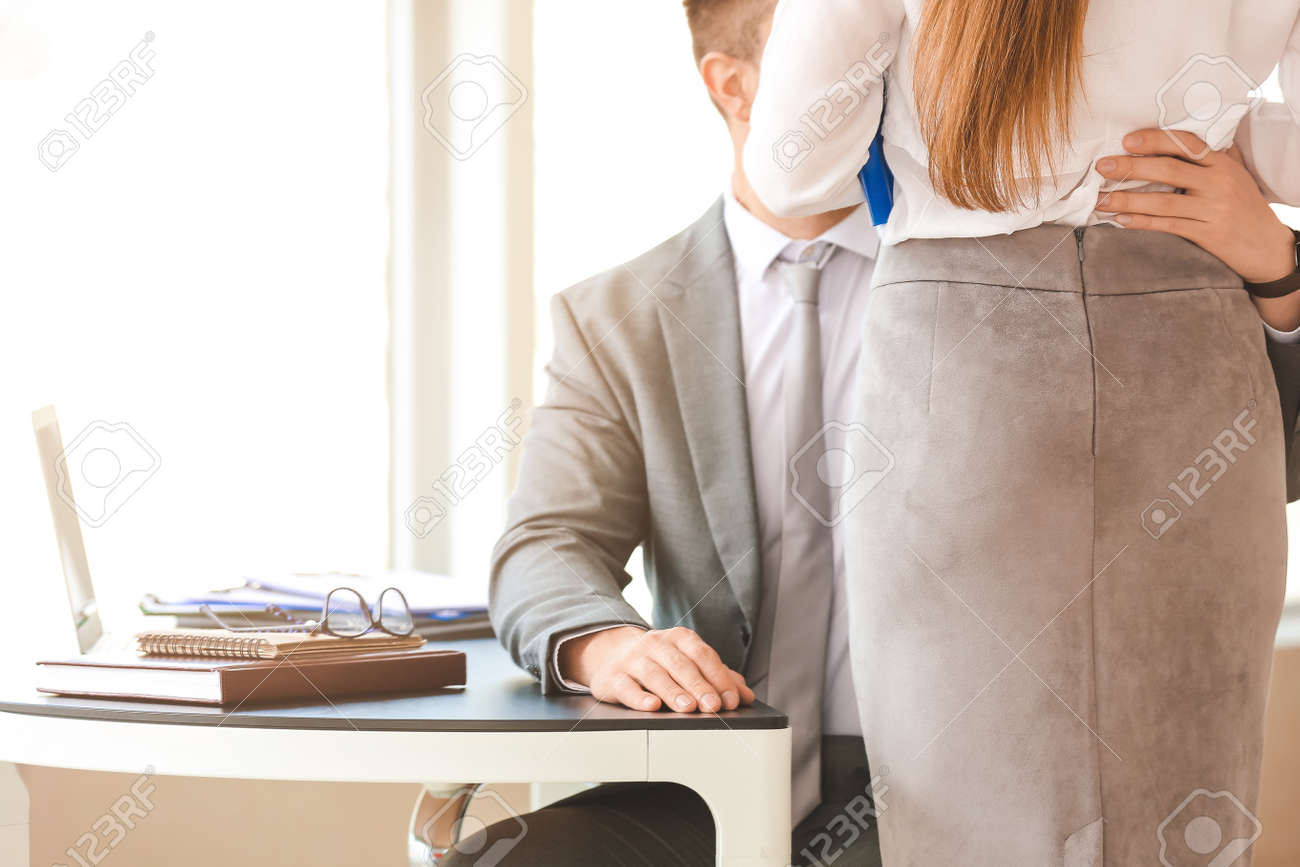 上司が秘書をオフィスで痴漢しているの写真素材・画像素材 Image 166346119