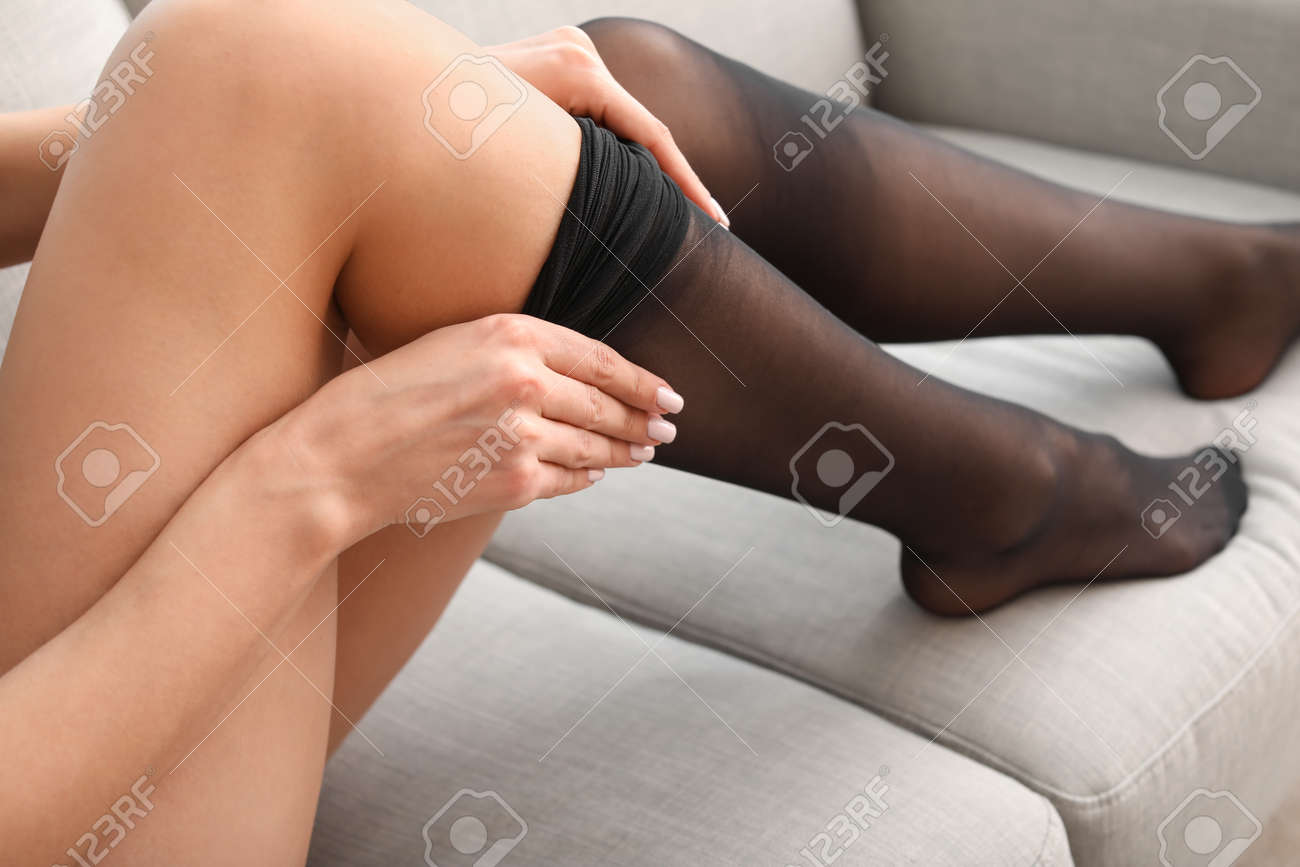 脚　jk　接写 黒いタイツを着た美しい若い女性、接写の写真素材・画像素材 Image 188686106
