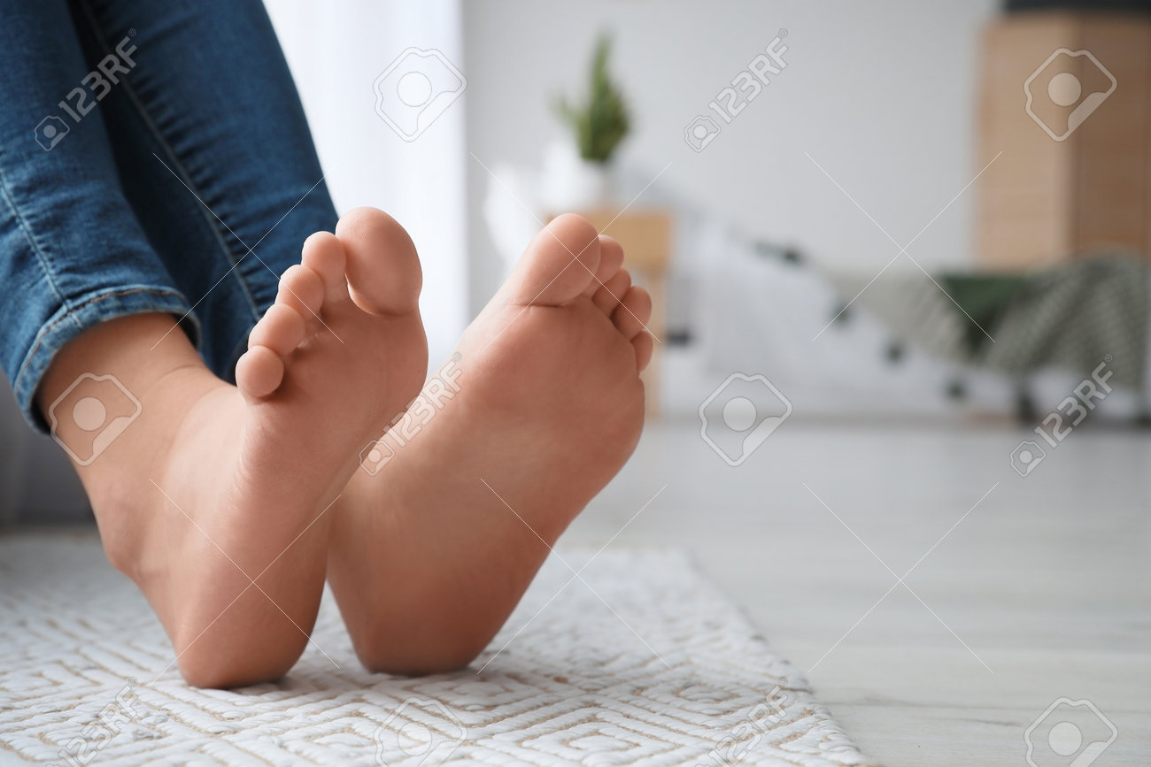 Pés Descalços Femininos No Tapete, Closeup Foto Royalty Free, Gravuras,  Imagens e Banco de fotografias. Image 194157720