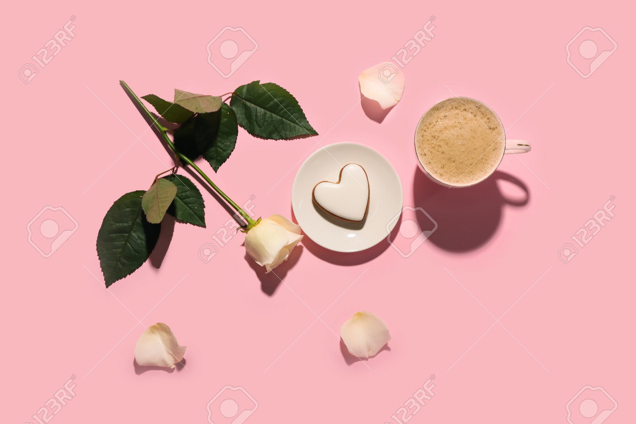 Foto de Bolo Rosa Moderno Com Rosas Frescas E Macaroons Conceito