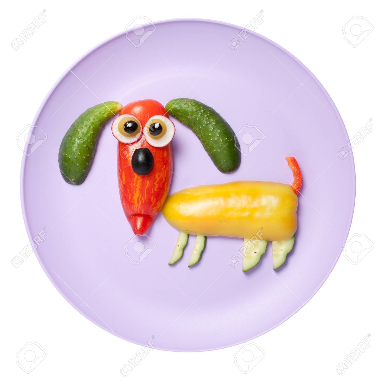 唐辛子とキュウリ紫プレートを作られた犬 の写真素材 画像素材 Image