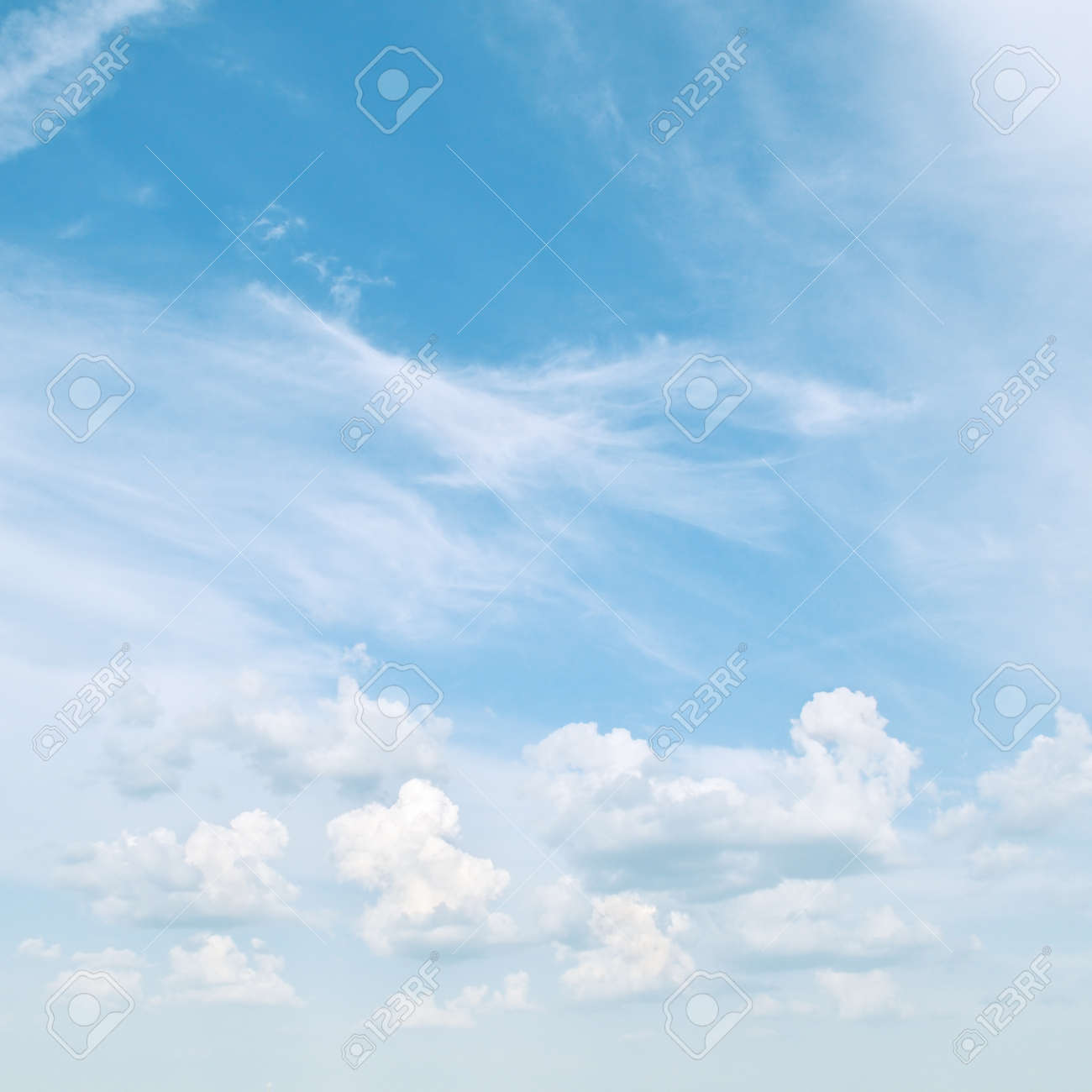 青い空と白い雲の背景 の写真素材 画像素材 Image