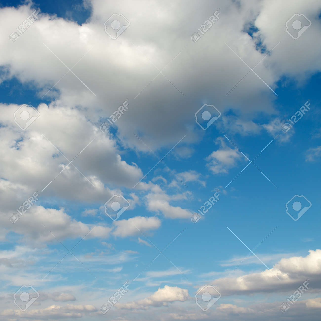 青空に薄い雲 美しい自然の背景 の写真素材 画像素材 Image