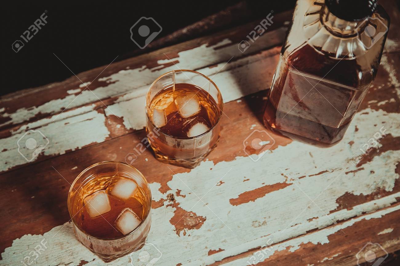 ウイスキー ヴィンテージ写真 木製ラックにボトル バーの 2 つのメガネ の写真素材 画像素材 Image