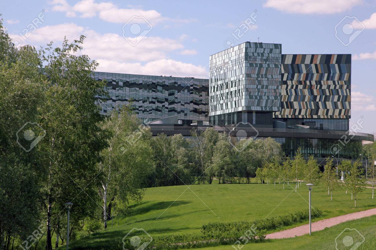 Skolkovo モスクワ ロシア 建物のモスクワ経営管理大学院 Skolkovo 建物はイギリスの建築家の David アジャイによって設計され 60 000 平方メートルのエリアがあります の写真素材 画像素材 Image