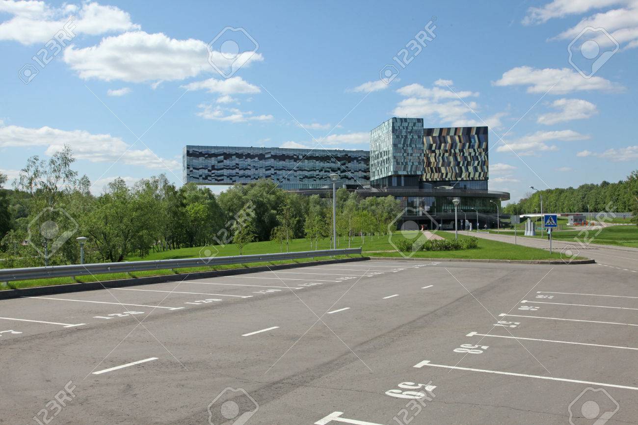 Skolkovo モスクワ ロシア 建物のモスクワ経営管理大学院 Skolkovo 建物はイギリスの建築家の David アジャイによって設計され 60 000 平方メートルのエリアがあります の写真素材 画像素材 Image