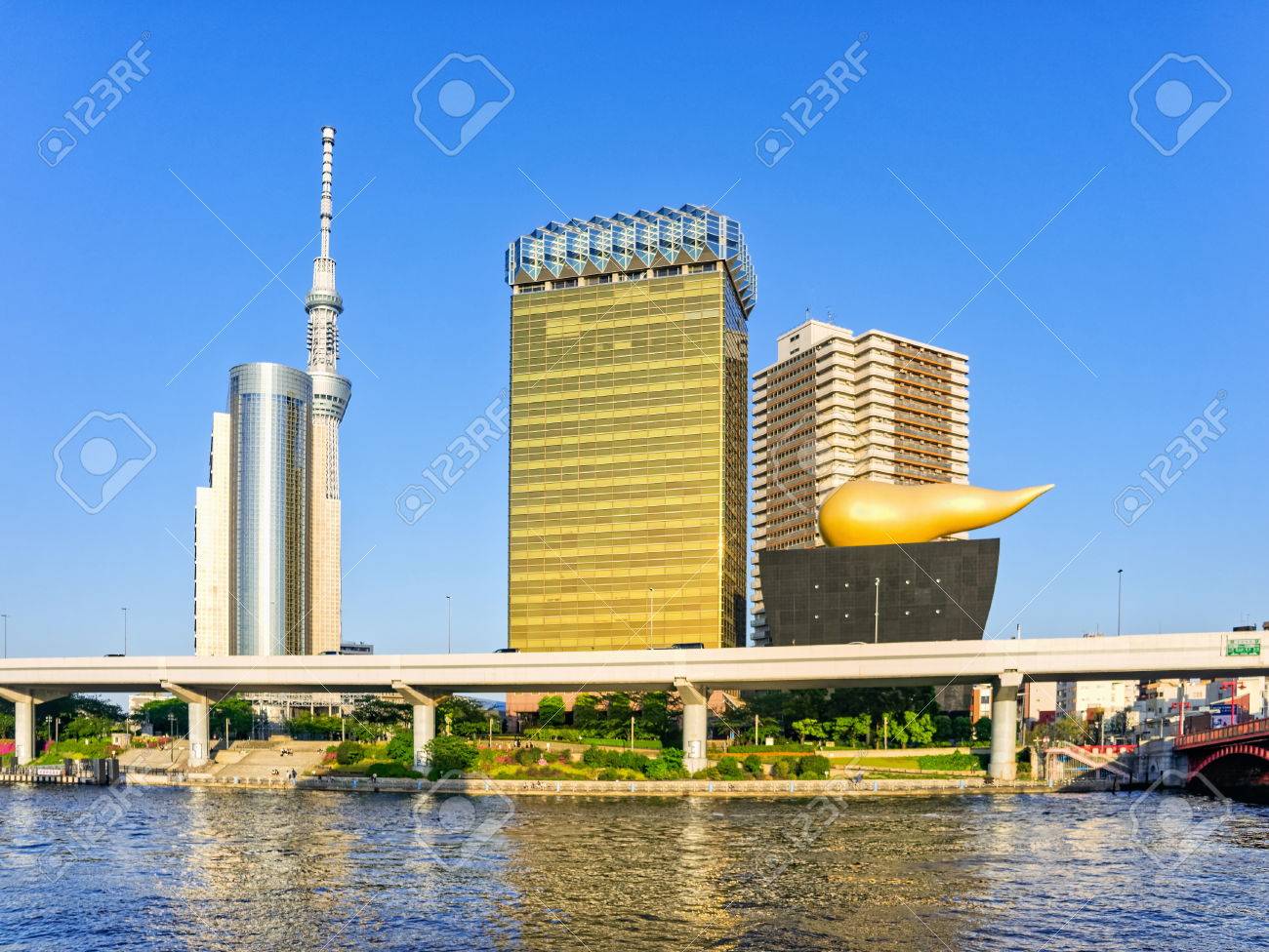 東京都浅草の黄金の炎とスーパードライ ホールを含む墨田川沿い東京 日本 15 年 10 月 5 日 ランドマーク建物ライン の写真素材 画像素材 Image