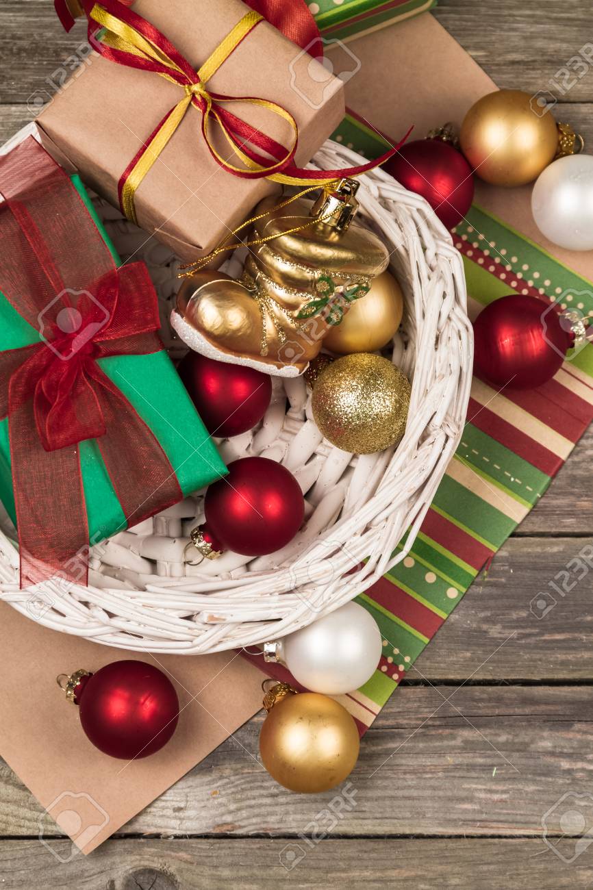 Addobbi Natalizi Legno.Immagini Stock Addobbi Natalizi Regali E Carta Da Imballaggio Su Uno Sfondo Di Legno Grigio Image 66158474