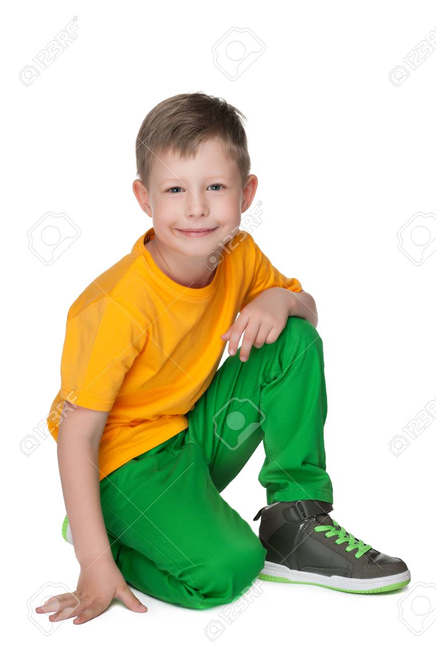 白でかわいい小さな金髪の少年が座っています の写真素材 画像素材 Image