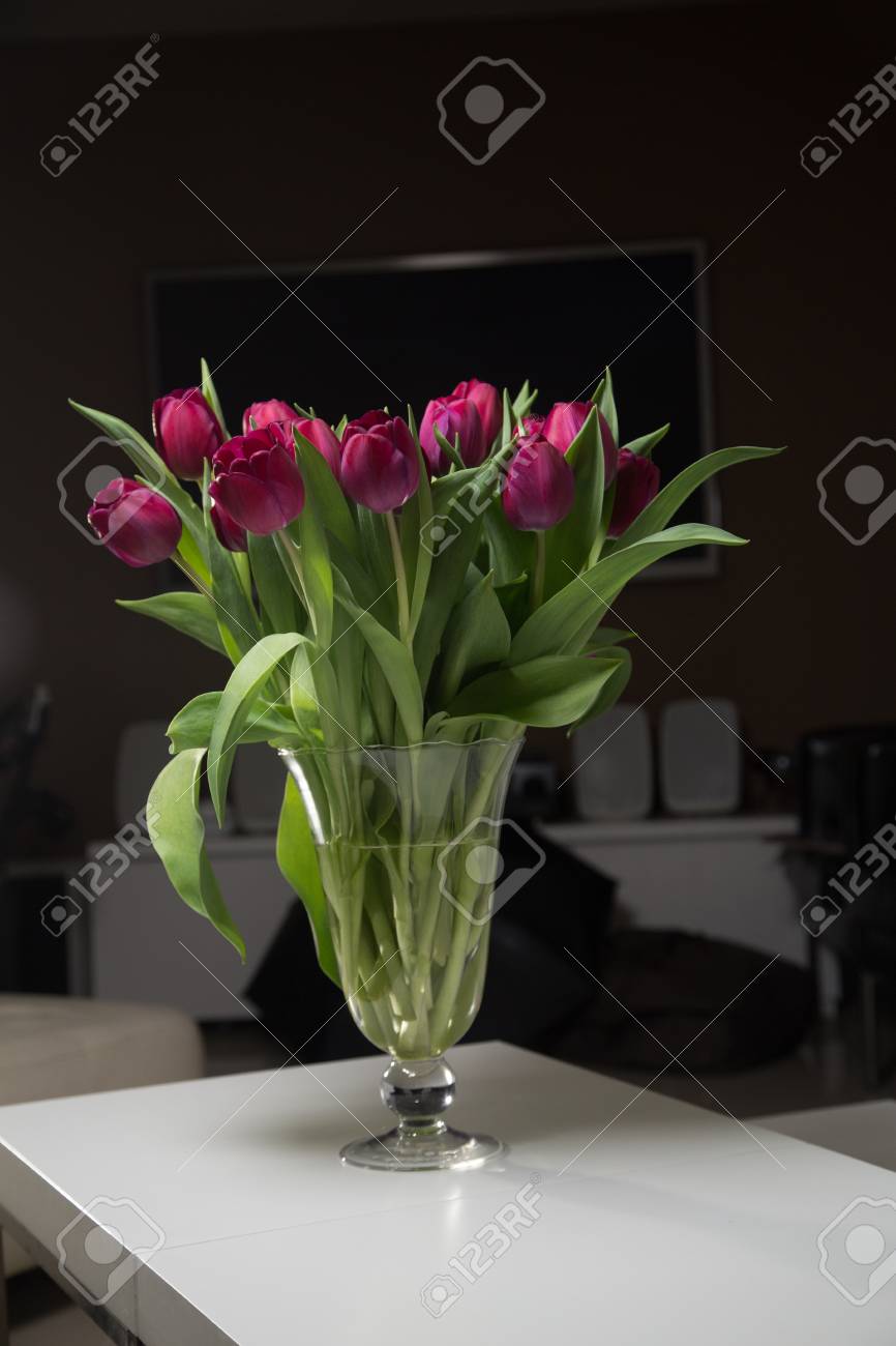 暗い背景上にガラス花瓶インテリアにピンクのチューリップの花束 の写真素材 画像素材 Image 暗い背景上にガラス花瓶インテリアにピンクのチューリップの花束 の写真素材 画像素材 Image