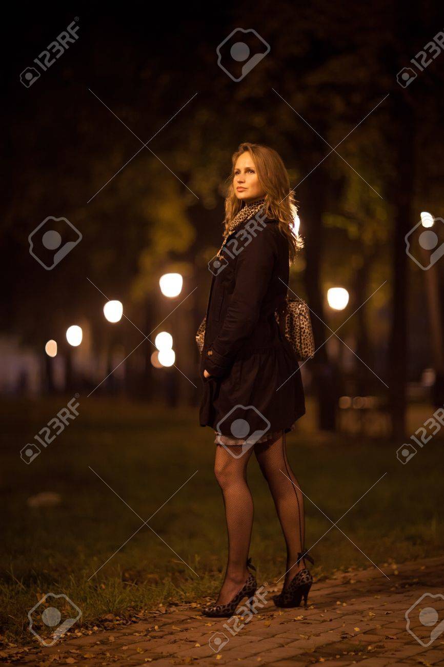 Schones Madchen Spaziergang Durch Die Nacht Stadtstrasse Lizenzfreie Fotos Bilder Und Stock Fotografie Image 16405027