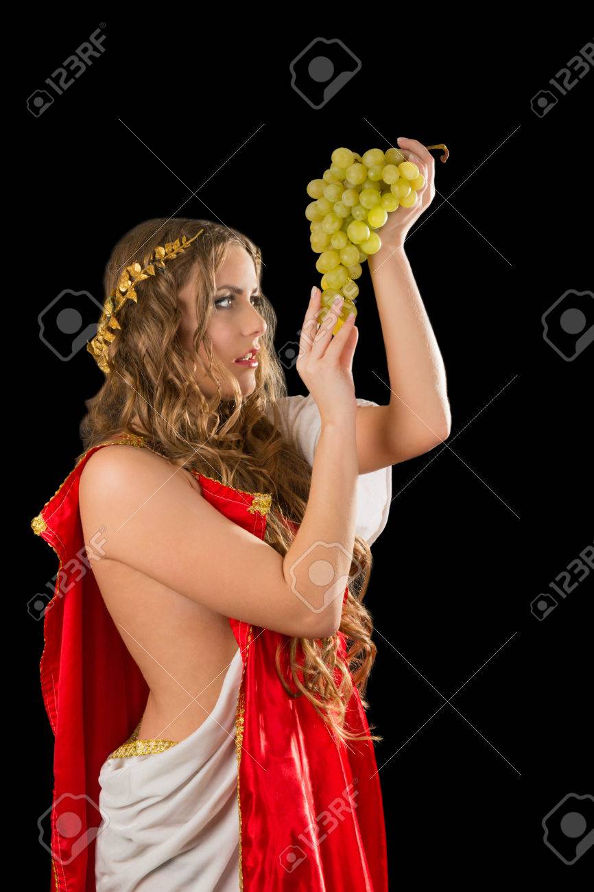 Godness Antique Avec Une Grappe De Raisin Isole Sur Un Fond Noir Banque D Images Et Photos Libres De Droits Image 26509216