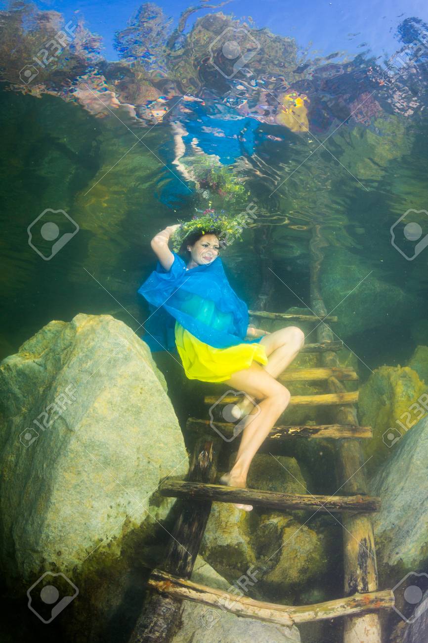 ウクライナの旗のドレスの色で女の子が水中ポーズ の写真素材 画像素材 Image