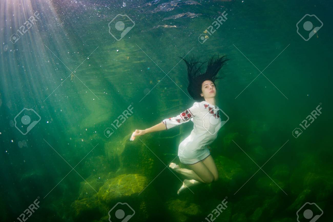 ウクライナ刺繍ポーズを水中に身を包んだ若い優雅な女性 の写真素材 画像素材 Image