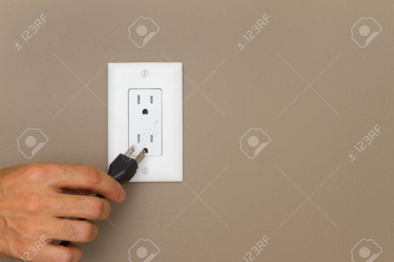 手と壁にコンセントで電気ケーブル 電源 110 V の写真素材 画像素材 Image 手と壁にコンセントで電気ケーブル 電源 110 V の写真素材 画像素材 Image