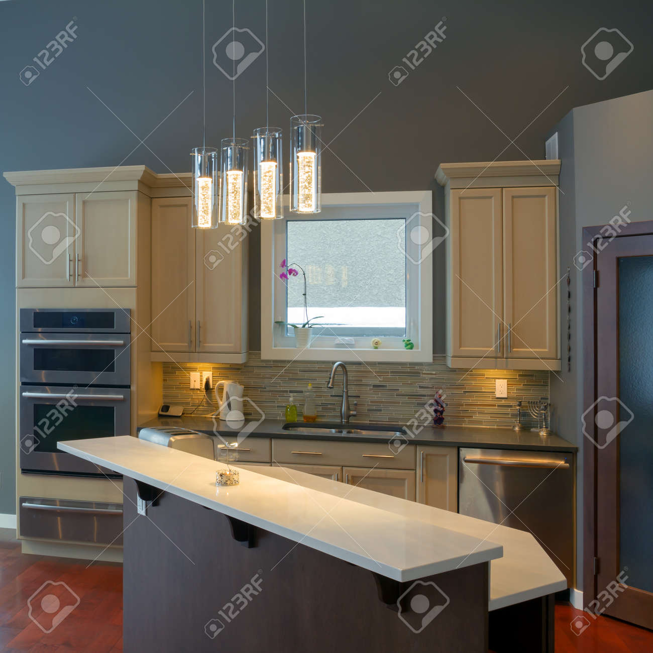 Cocina Moderna Del Diseño Interior En Una Casa Nueva Fotos, Retratos ... Cocina Moderna Del Diseño Interior En Una Casa Nueva Fotos, Retratos ...