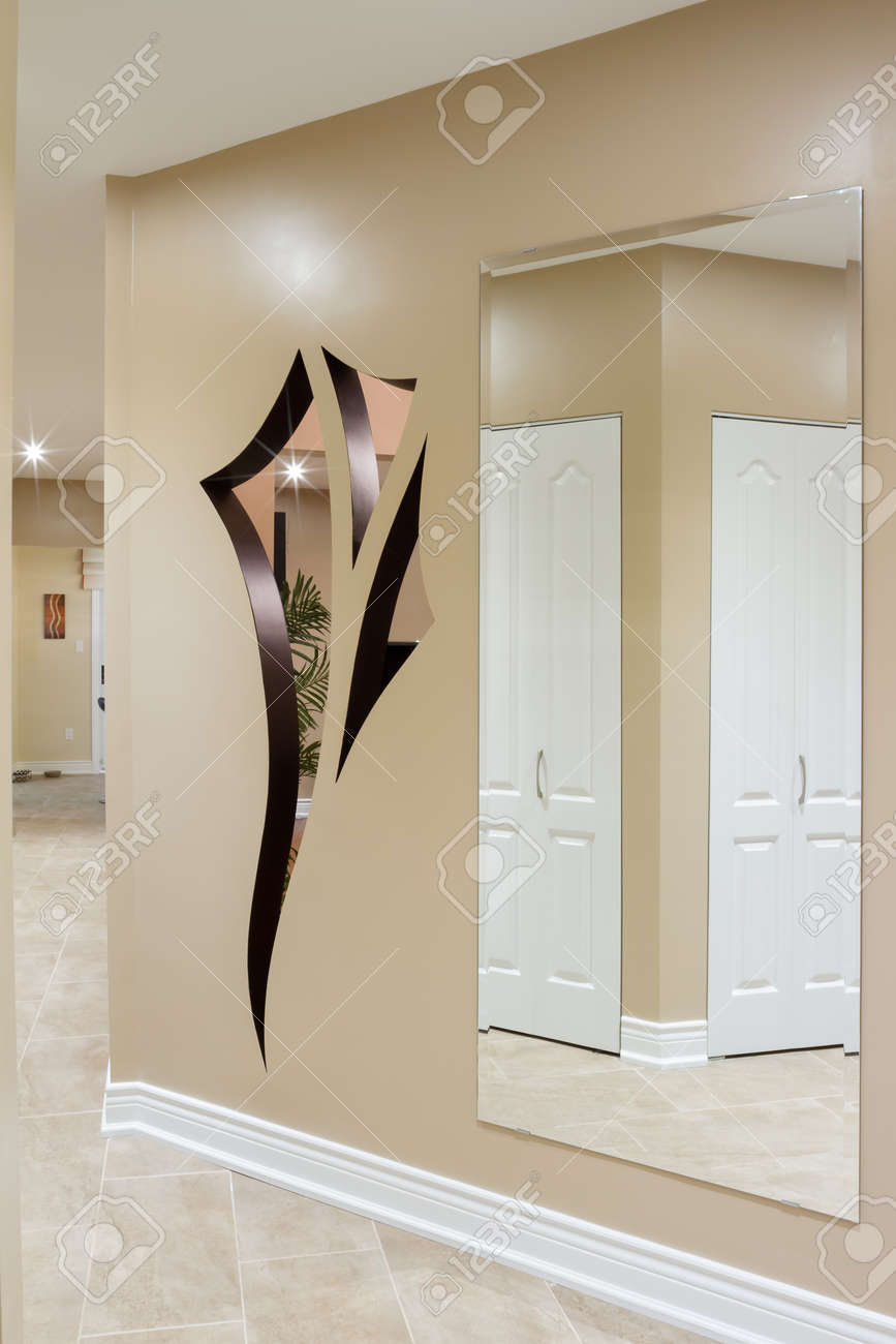 Pasillo Interior En Una Casa Nueva Con El Diseno De Arte En La