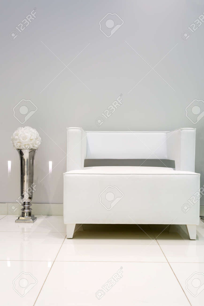 Interior Con Sillon Blanco Y Florero Cerca De La Pared Blanca