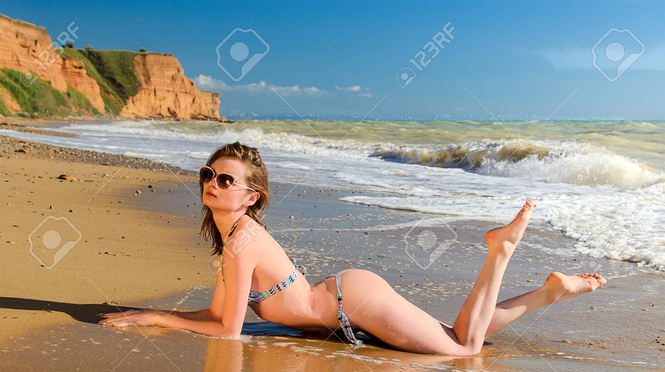 De blondine op het strand
