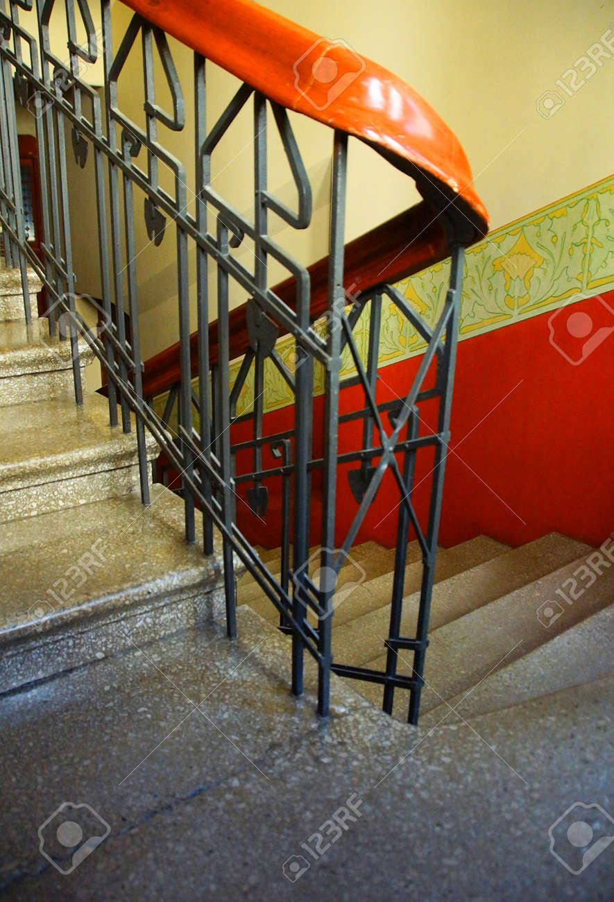 주요 계단 울타리인 헬싱키의 카타야노카 섬에 있는 아르누보 스타일의 하우스 주니퍼 로열티 무료 사진, 그림, 이미지 그리고  스톡포토그래피. Image 136056745